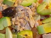 Ensalada aguacate tomate atún