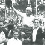 1945: El Zurdo de Bielva saluda boina en mano tras ganar el Campeonato Provincial