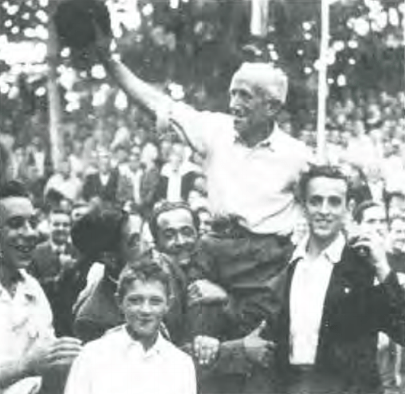 1945: El Zurdo de Bielva saluda boina en mano tras ganar el Campeonato Provincial