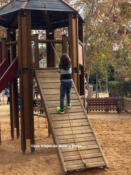Éric jugando en el parque de la Pegaso
