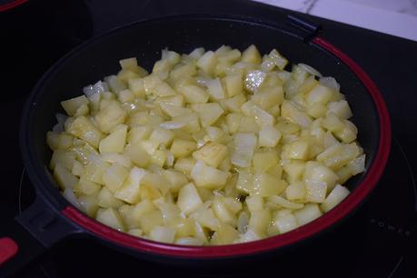 Tortilla de patatas y espinacas rellena de queso