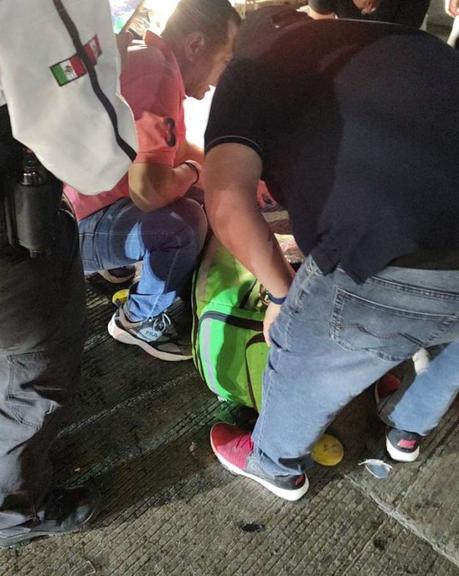 Auto se pasa el rojo y atropella a repartidor en la B. Anaya