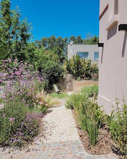 Jardín de Ingreso: una alegre bienvenida con nuevas plantas y flores