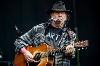 Neil Young cumple hoy 77 años.