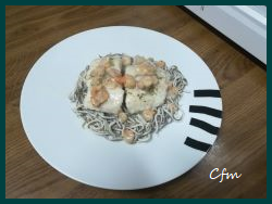 Lomos de merluza con gulas y gambas