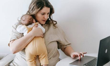 Esta es la nueva ayuda de 100 euros para las madres con menores a cargo