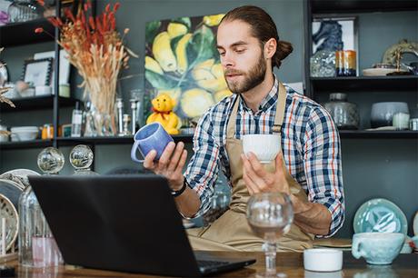 Autónomo haciendo inventario de su negocio software de gestión comercial ejemplos