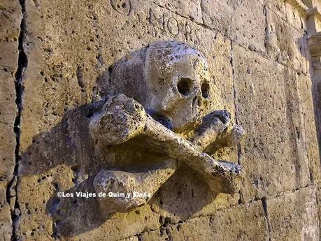 Fíjate en las paredes de la iglesia