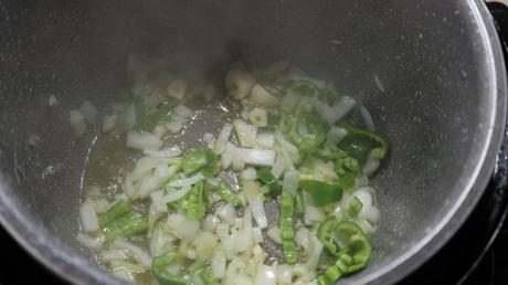 Hacer sofrito para el guiso