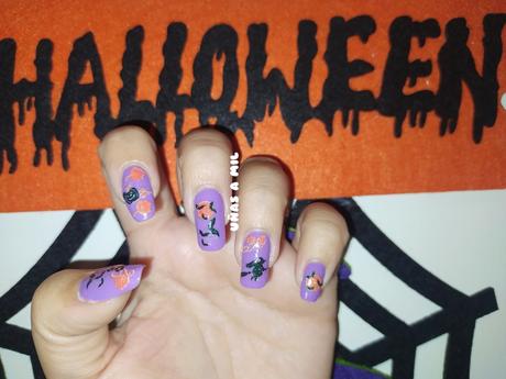 Diseño de uñas para Halloween con pegatinas