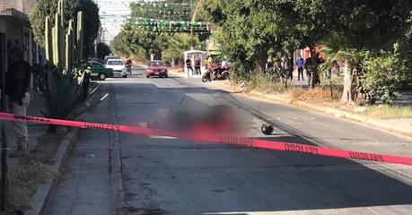 Ejecutan a dos hombres iban a bordo de moto en la colonia Progreso