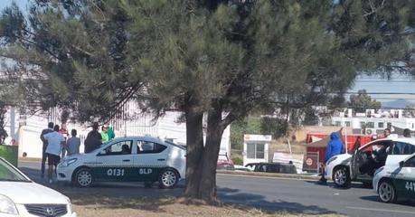 Taxistas bloquean carretera Matehuala, piden liberación de compañero detenido