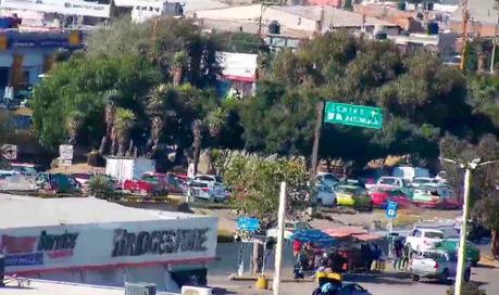 Taxistas bloquean carretera Matehuala, piden liberación de compañero detenido