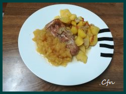 Solomillo de cerdo asado con patatas y compota de manzana