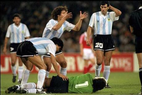 Nery Pumpido falló estrepitosamente en la derrota de Argentina ante Camerún.