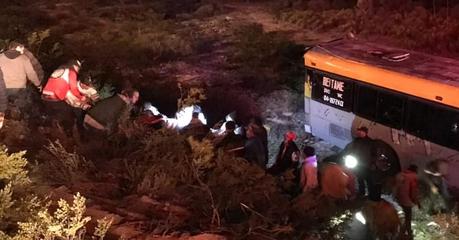 Autobús de turistas se sale de camino en  Real de Catorce