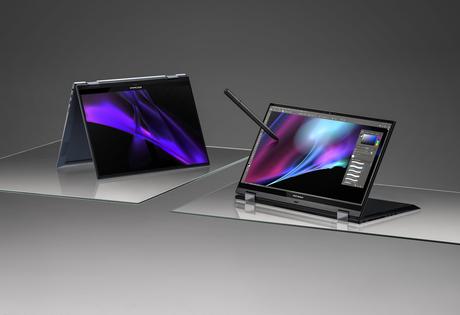 Zenbook S & Pro_UP6502_UP5302_Scenario photo_Family cut_Flip