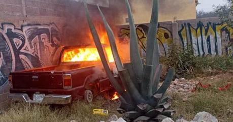 Incendian camioneta en un lote baldío al norte de la capital potosina