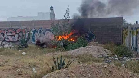 Incendian camioneta en un lote baldío al norte de la capital potosina