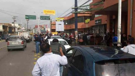 Taxistas obligan a la SCT a poner reten contra “Ubers” en Muñoz