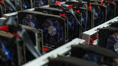 En Nueva York prohíben granjas de Bitcoin que no usen energía renovable