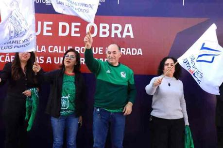 En una única semana, Enrique Galindo realizó la rehabilitación integral de la vialidad Roque Estrada.