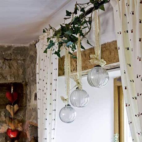 - Decorar las cortinas.