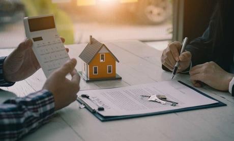 El Gobierno cierra un acuerdo con la banca para aliviar el pago de hipotecas a un millón de hogares