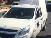 Camioneta choca contra camellón sobre Salvador Nava