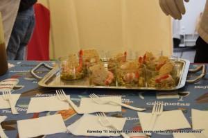 Ensalada de aguacate, tomate picante y langostinos