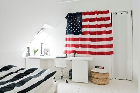 villa en suecia tragaluz en el comedor sofá en el baño piel de cordero en decoración muebles de terraza muebles de ikea muebles blancos grandes ventanales estilo nórdico estilo escandinavo diseño nórdico diseño de terrazas diseño de interiores decoración sueca decoración en blanco decoración de interiores cocinas con isla cocinas con armarios altos cocina moderna cocina blanca claraboya en una casa baño con piedra caliza 