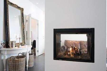 villa en suecia tragaluz en el comedor sofá en el baño piel de cordero en decoración muebles de terraza muebles de ikea muebles blancos grandes ventanales estilo nórdico estilo escandinavo diseño nórdico diseño de terrazas diseño de interiores decoración sueca decoración en blanco decoración de interiores cocinas con isla cocinas con armarios altos cocina moderna cocina blanca claraboya en una casa baño con piedra caliza 