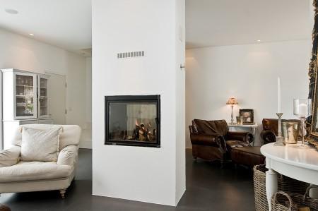 villa en suecia tragaluz en el comedor sofá en el baño piel de cordero en decoración muebles de terraza muebles de ikea muebles blancos grandes ventanales estilo nórdico estilo escandinavo diseño nórdico diseño de terrazas diseño de interiores decoración sueca decoración en blanco decoración de interiores cocinas con isla cocinas con armarios altos cocina moderna cocina blanca claraboya en una casa baño con piedra caliza 