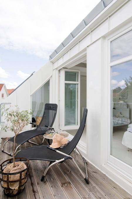 villa en suecia tragaluz en el comedor sofá en el baño piel de cordero en decoración muebles de terraza muebles de ikea muebles blancos grandes ventanales estilo nórdico estilo escandinavo diseño nórdico diseño de terrazas diseño de interiores decoración sueca decoración en blanco decoración de interiores cocinas con isla cocinas con armarios altos cocina moderna cocina blanca claraboya en una casa baño con piedra caliza 