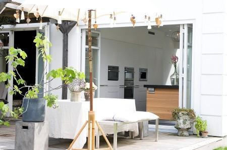 villa en suecia tragaluz en el comedor sofá en el baño piel de cordero en decoración muebles de terraza muebles de ikea muebles blancos grandes ventanales estilo nórdico estilo escandinavo diseño nórdico diseño de terrazas diseño de interiores decoración sueca decoración en blanco decoración de interiores cocinas con isla cocinas con armarios altos cocina moderna cocina blanca claraboya en una casa baño con piedra caliza 