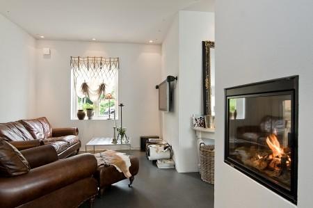 villa en suecia tragaluz en el comedor sofá en el baño piel de cordero en decoración muebles de terraza muebles de ikea muebles blancos grandes ventanales estilo nórdico estilo escandinavo diseño nórdico diseño de terrazas diseño de interiores decoración sueca decoración en blanco decoración de interiores cocinas con isla cocinas con armarios altos cocina moderna cocina blanca claraboya en una casa baño con piedra caliza 