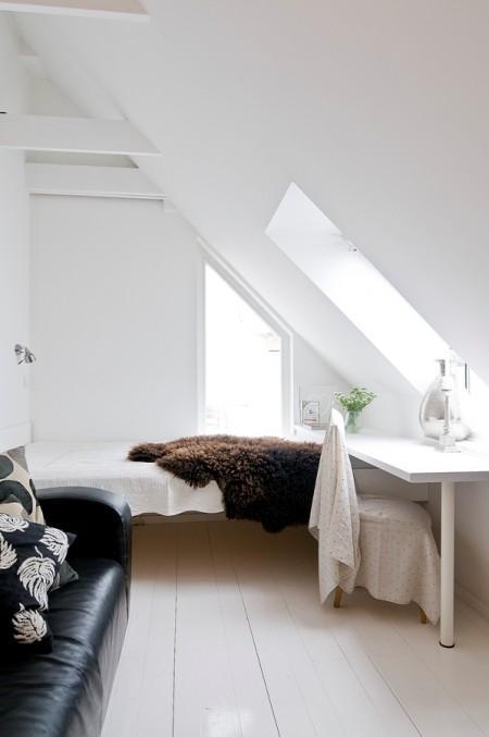 villa en suecia tragaluz en el comedor sofá en el baño piel de cordero en decoración muebles de terraza muebles de ikea muebles blancos grandes ventanales estilo nórdico estilo escandinavo diseño nórdico diseño de terrazas diseño de interiores decoración sueca decoración en blanco decoración de interiores cocinas con isla cocinas con armarios altos cocina moderna cocina blanca claraboya en una casa baño con piedra caliza 