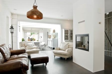 villa en suecia tragaluz en el comedor sofá en el baño piel de cordero en decoración muebles de terraza muebles de ikea muebles blancos grandes ventanales estilo nórdico estilo escandinavo diseño nórdico diseño de terrazas diseño de interiores decoración sueca decoración en blanco decoración de interiores cocinas con isla cocinas con armarios altos cocina moderna cocina blanca claraboya en una casa baño con piedra caliza 