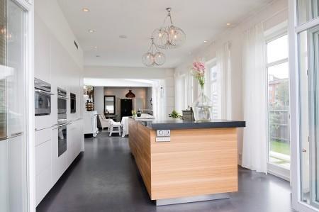 villa en suecia tragaluz en el comedor sofá en el baño piel de cordero en decoración muebles de terraza muebles de ikea muebles blancos grandes ventanales estilo nórdico estilo escandinavo diseño nórdico diseño de terrazas diseño de interiores decoración sueca decoración en blanco decoración de interiores cocinas con isla cocinas con armarios altos cocina moderna cocina blanca claraboya en una casa baño con piedra caliza 