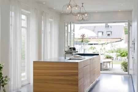 villa en suecia tragaluz en el comedor sofá en el baño piel de cordero en decoración muebles de terraza muebles de ikea muebles blancos grandes ventanales estilo nórdico estilo escandinavo diseño nórdico diseño de terrazas diseño de interiores decoración sueca decoración en blanco decoración de interiores cocinas con isla cocinas con armarios altos cocina moderna cocina blanca claraboya en una casa baño con piedra caliza 