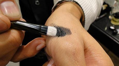 Una máscara, un smokey y un amor. Una máscara, un smokey y un amor.