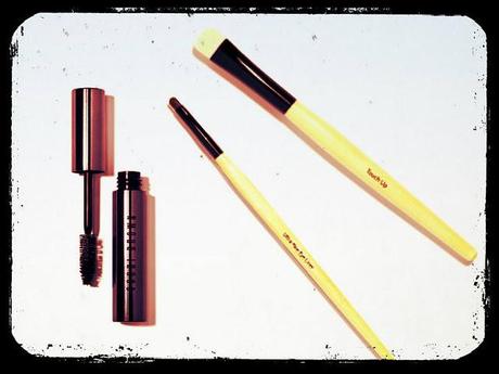 Una máscara, un smokey y un amor. Una máscara, un smokey y un amor.