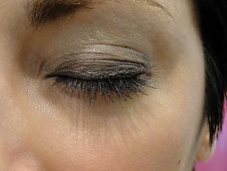 Una máscara, un smokey y un amor. Una máscara, un smokey y un amor.