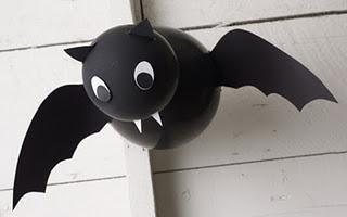 Manualidades para Halloween. Murciélagos hechos con globos y cartulinas.