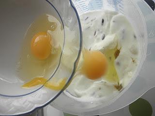 Flan casero de huevo con miel y piñones