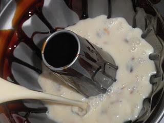 Flan casero de huevo con miel y piñones