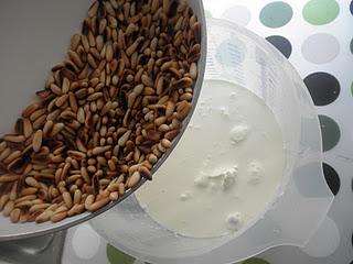 Flan casero de huevo con miel y piñones