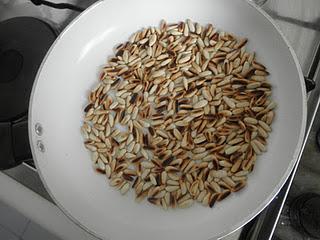 Flan casero de huevo con miel y piñones