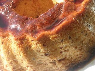 Flan casero de huevo con miel y piñones