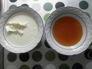 Flan casero de huevo con miel y piñones